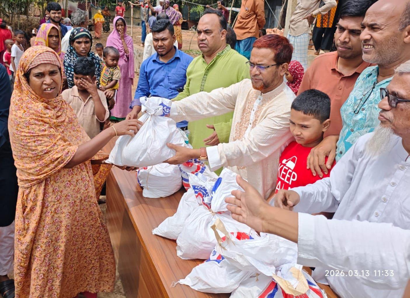 ফেনীতে ঈদে বন্ধুসভার নতুন জামা পেলো শতাধিক শিশু,  দুস্থদের মাঝে শাড়ি-লুঙ্গি, সেমাই-চিনি বিতরণ