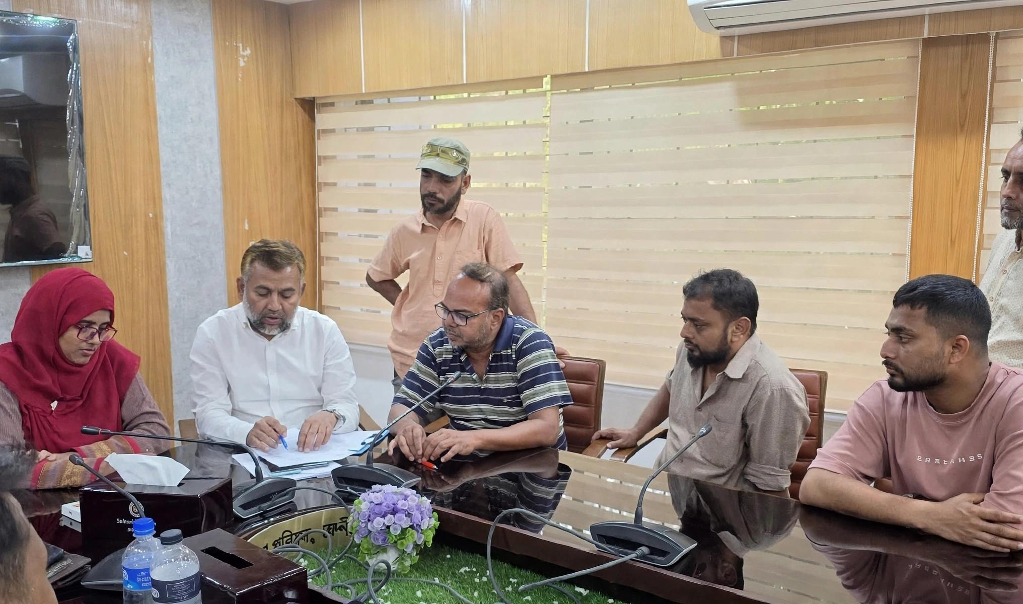 ফেনীতে প্রবাসী বাবা-ছেলের বিরোধ মিটালো প্রশাসন