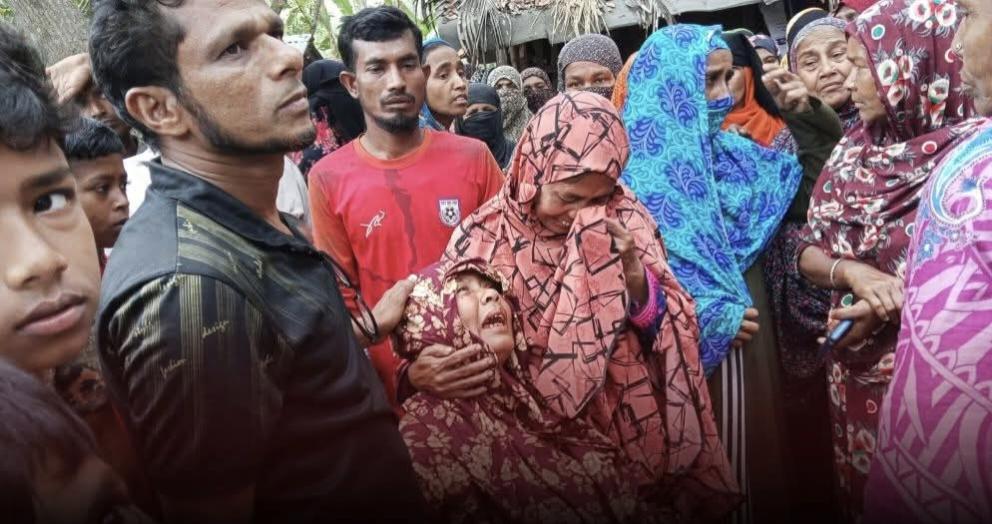 লাল শাড়ি পরা নববধূ স্বজনদের নিয়ে বাড়ি ফিরল সাদা কাপড়ে