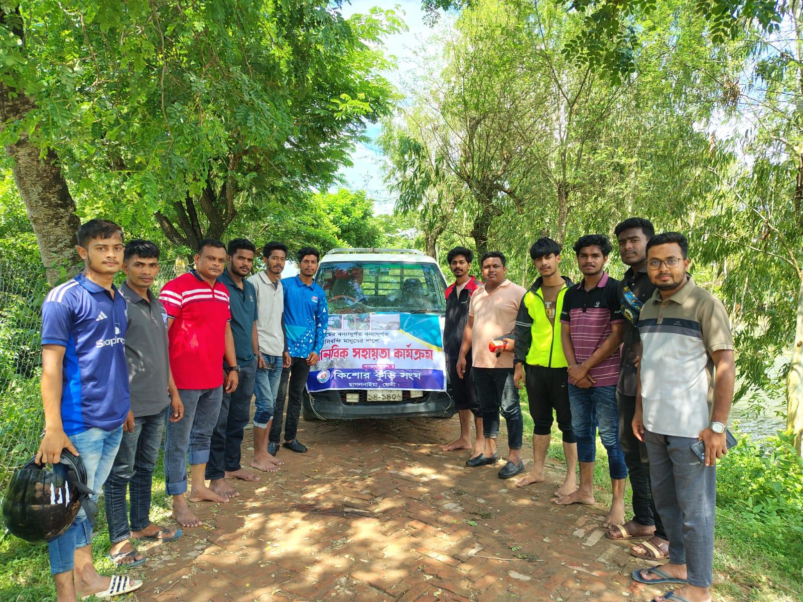মানবিক সহায়তা নিয়ে চট্টগ্রামের বন্যার্তদের পাশে বক্সি ভুইয়া পাড়া কিশোর কুড়ি সংঘ